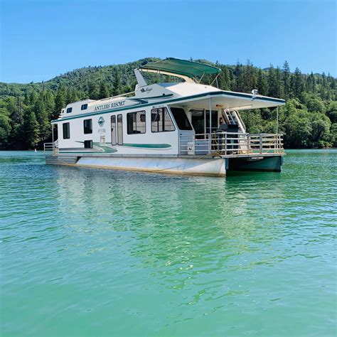Houseboat rental service